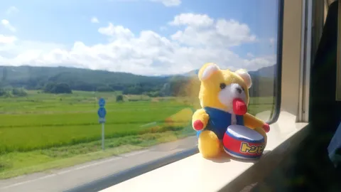 窓辺の旅するぬいぐるみ