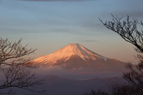 暁光を浴びる霊峰