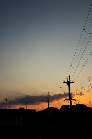 電線が描く夕焼けのグラデーション