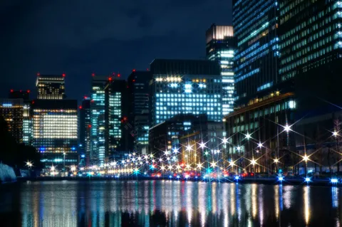 煌めく都会の夜景と水鏡