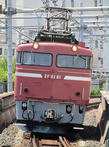 赤い機関車の静かな前進
