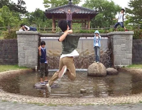 滝壺でジャンプ！