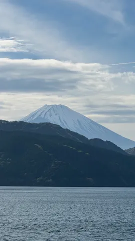 静寂の水面と霊峰