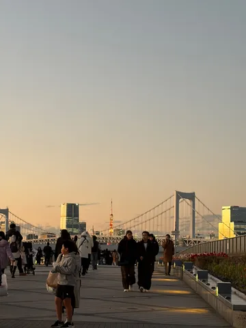 夕暮れの橋と光の痕跡