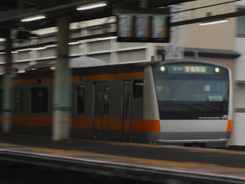 駅へと滑り込む列車
