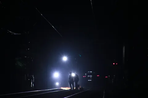 夜の線路、輝く謎の儀式？