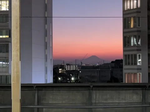 ビル間の夕焼けと富士