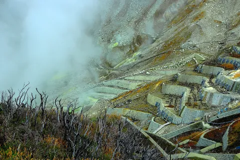 蒸気と石段の風景