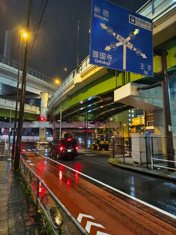 都会の雨、光のきらめき