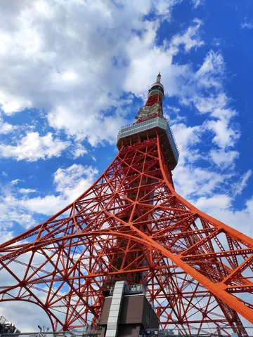 青空に映える朱色の塔