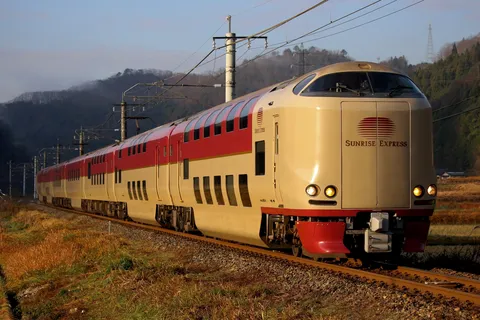 朝日に映える特急列車