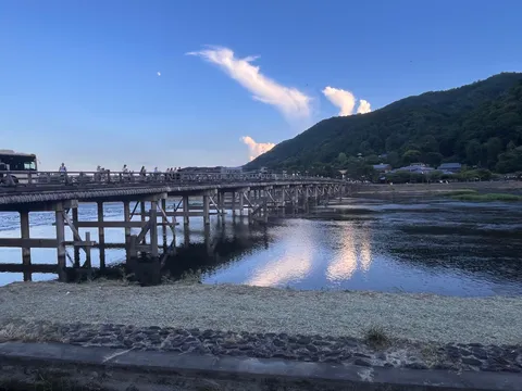 夕暮れ時の静かな橋と山並み