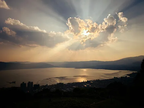 光が湖面にほどける夕景