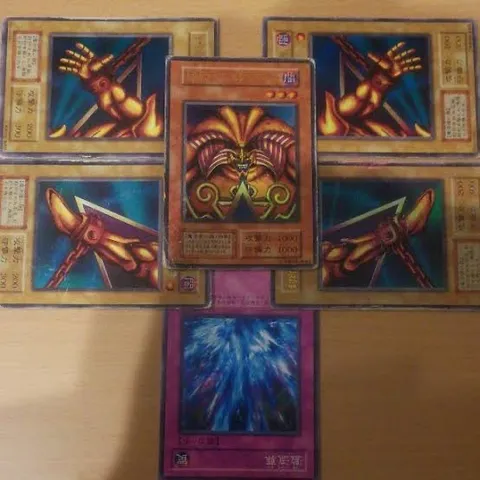 金縁で囲む神秘の陣