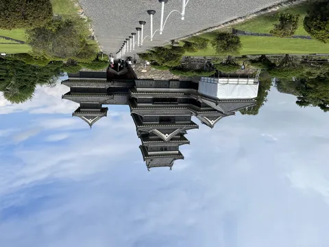 荘厳な天守閣へ続く道