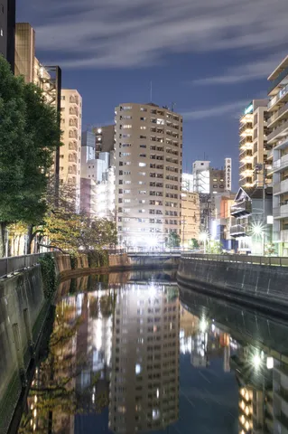 水面もノリノリ！夜のビル群リサイタル