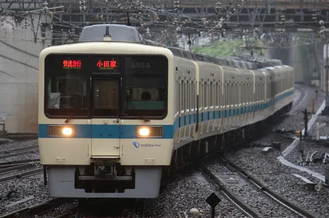 青帯で進む夜の列車