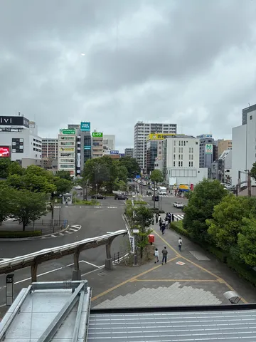 曇り空と都会の風景