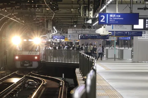 夜の駅、まばゆい光の到着