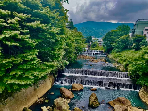 山あいに響く水の階段