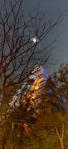 夜空に浮かぶ灯の塔影