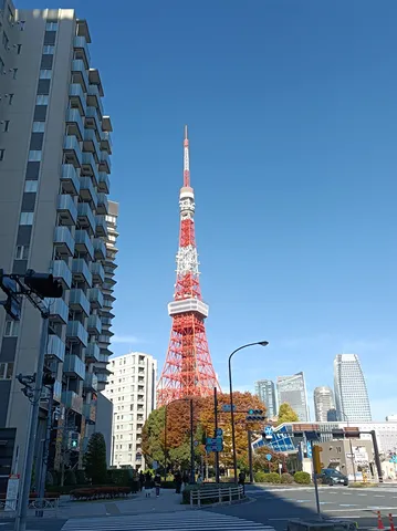 青空に映える赤白の塔