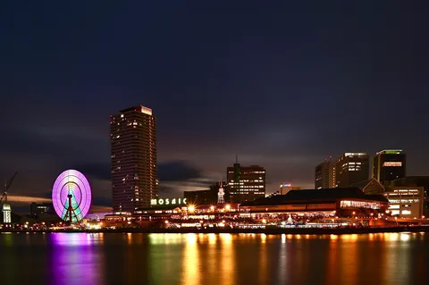 光がほどける港の夜