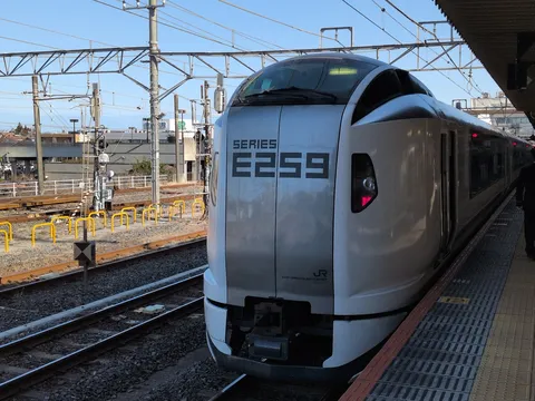 静かに佇むE259系