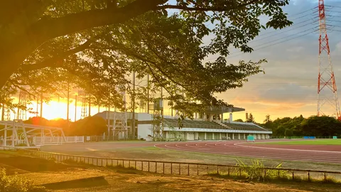 夕焼けとトラックの静寂