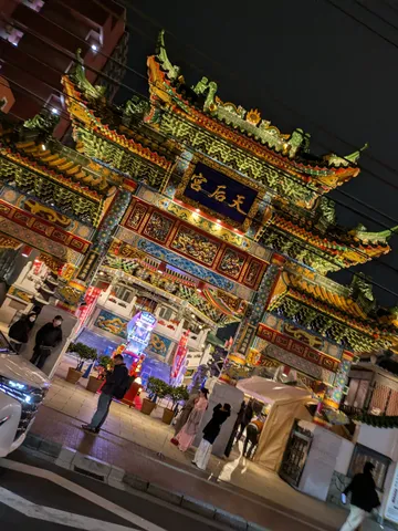 夜空に映える、鮮やかな中華門