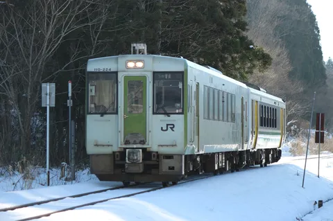 雪原を進む緑の扉列車