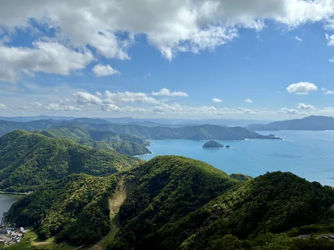 青い海と緑の山々が続く雄大な景色