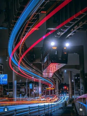 夜空を滑る光の道筋