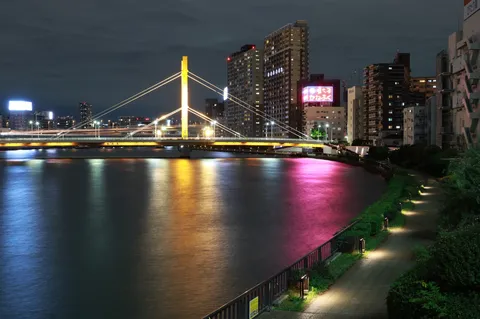 夜景、橋の上で開演