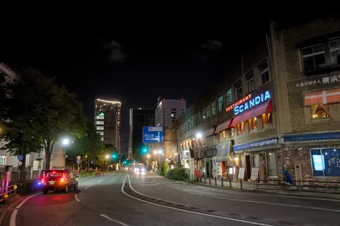 夜の街角とSCANDIAの灯
