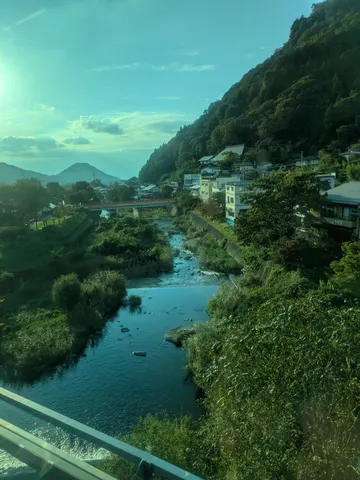 山と川の静かな横顔