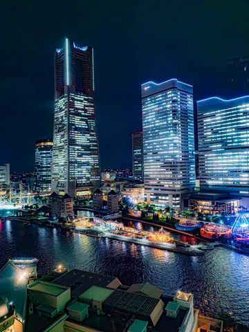 光る水辺の夜景