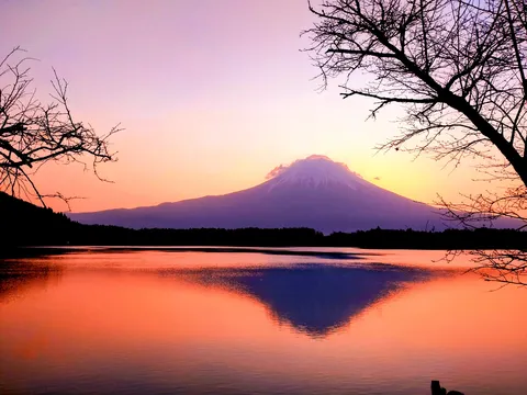 茜空、湖に映る逆さ富士