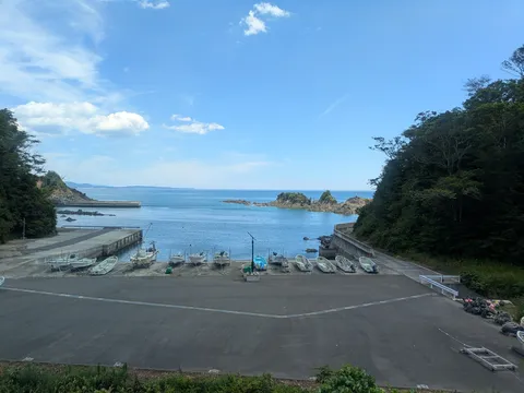 静寂の湾に並ぶ小舟たち