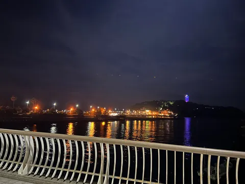 夜景に映える観覧車と灯台