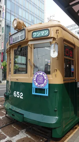 街路の古い光と緑の帯