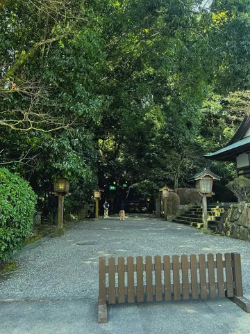 石畳の先、木漏れ日の誘い