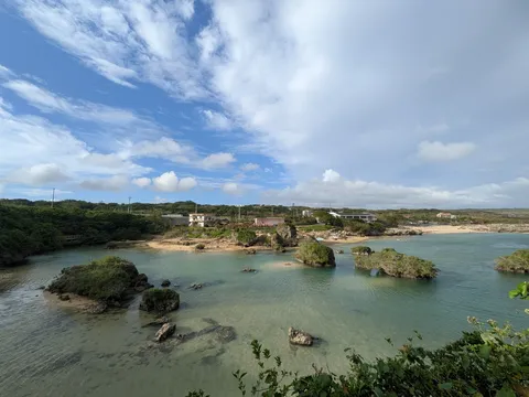穏やかな海辺の集落の風景