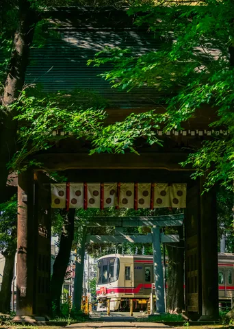古き門の向こう、現代の響き