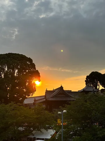 夕暮れに浮かぶ古刹の影