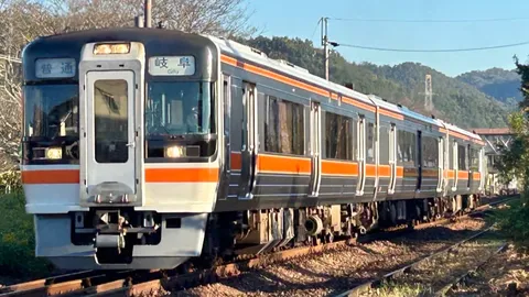 ローカル線の夕暮れ列車