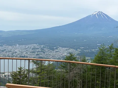 悠久の山と街並み、眼下に広がる絶景