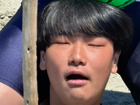閉じた瞳と開いた口元