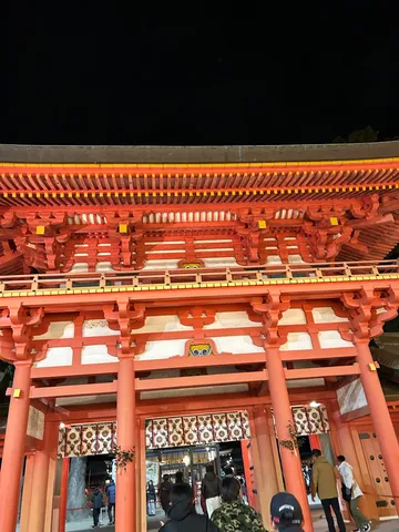 艶やかな夜の門構え