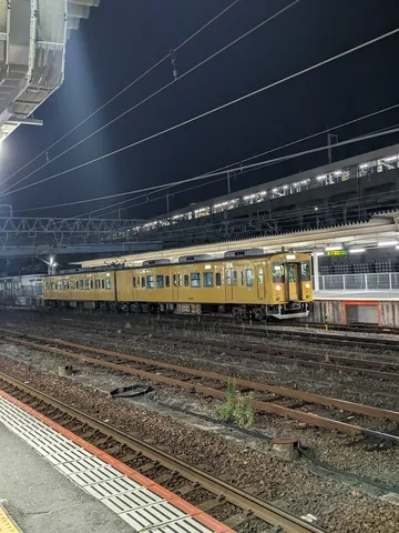 夜の駅、黄色い電車の静寂